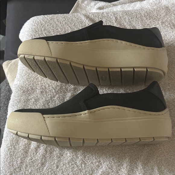 Stylish Black Dr Scholl’s Slip-On Sneakers - Picture 4 of 16